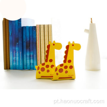 Livros criativos de estudantes em estantes, girafas, suportes de livros de ferro